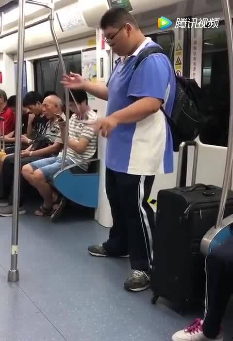 娱乐吃瓜酱地铁偶遇,明星潘志文低调出行，网友直呼接地气