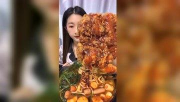娱乐吃瓜酱爬泰山,直播爬行引发网友热议