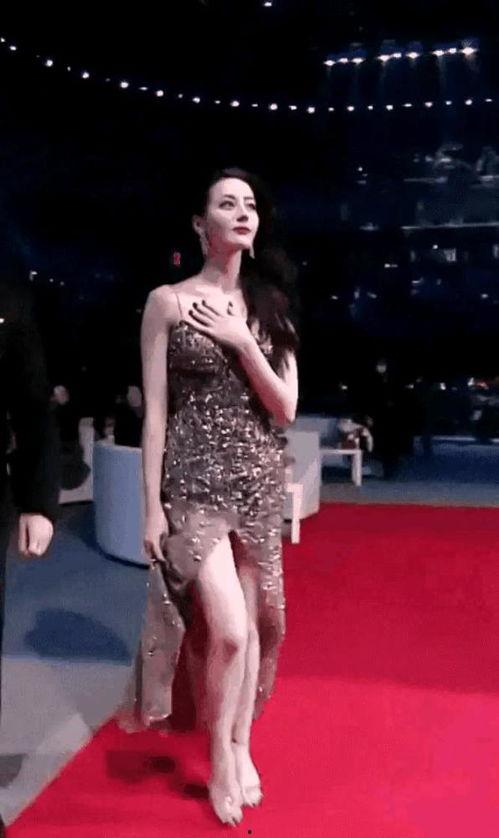 娱乐吃瓜美女走红毯,美女明星们的时尚较量与尴尬瞬间