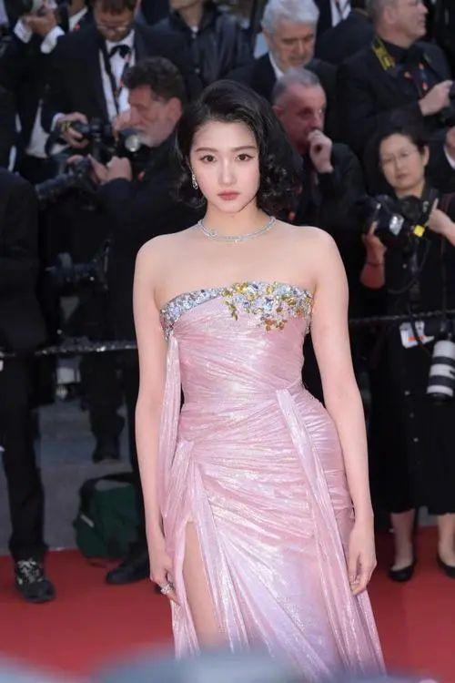 娱乐吃瓜美女走红毯,美女明星们的时尚较量与尴尬瞬间 第3张 娱乐吃瓜美女走红毯,美女明星们的时尚较量与尴尬瞬间 第3张