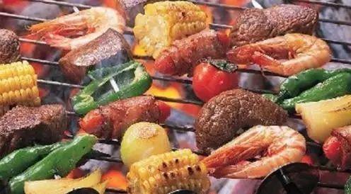 娱乐吃瓜酱有人在吃烧烤,娱乐吃瓜酱见证美食狂欢  第1张