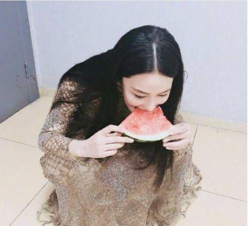 娱乐吃瓜酱衣服图片,揭秘娱乐界明星们的潮流衣橱 第1张 娱乐吃瓜酱衣服图片,揭秘娱乐界明星们的潮流衣橱 第1张
